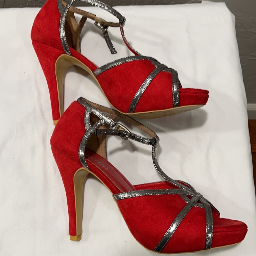 Women’s Heels - Picture 2 of 4